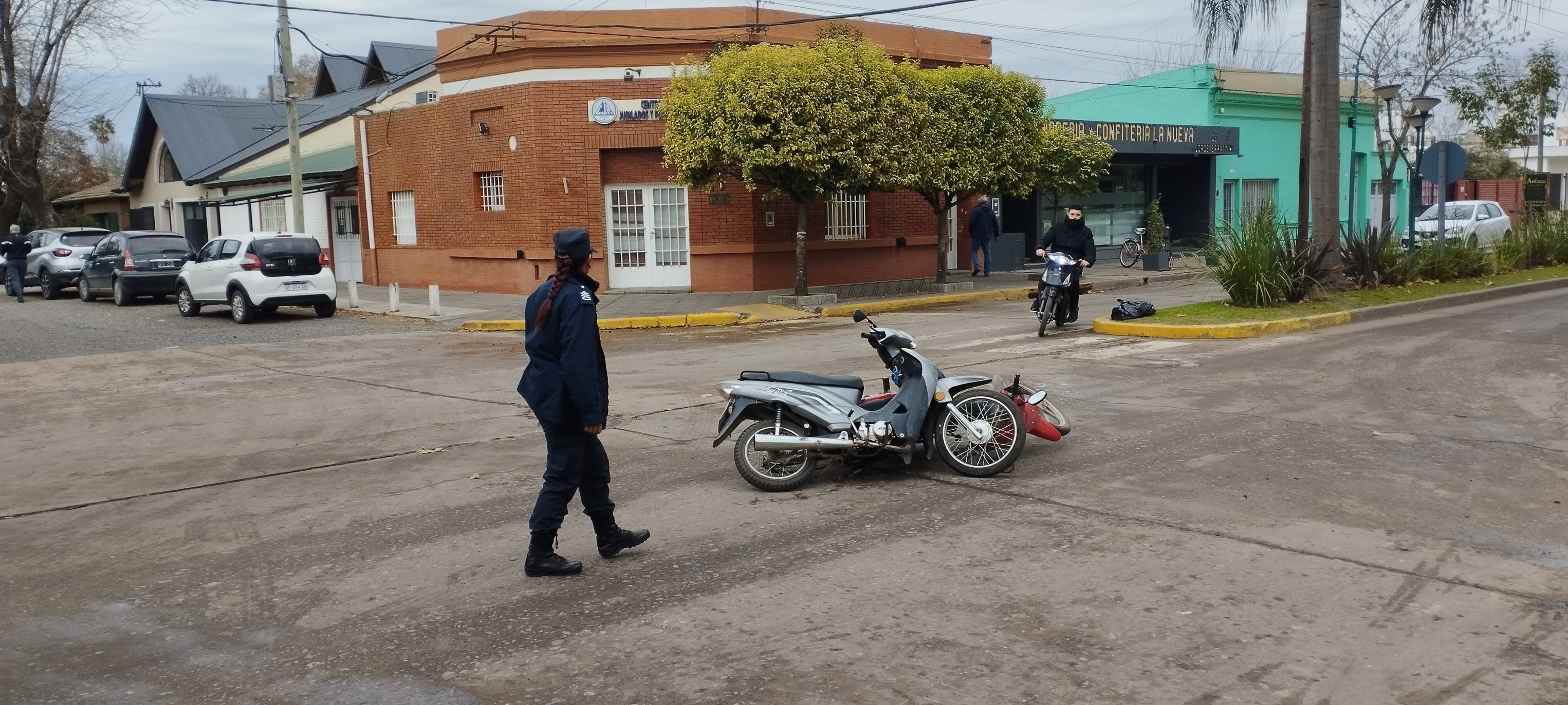 518288794_30802120862719837_8484631152117131084_n.jpg Capitán Sarmiento: chocaron dos motos en Av. Rivadavia y Centenario