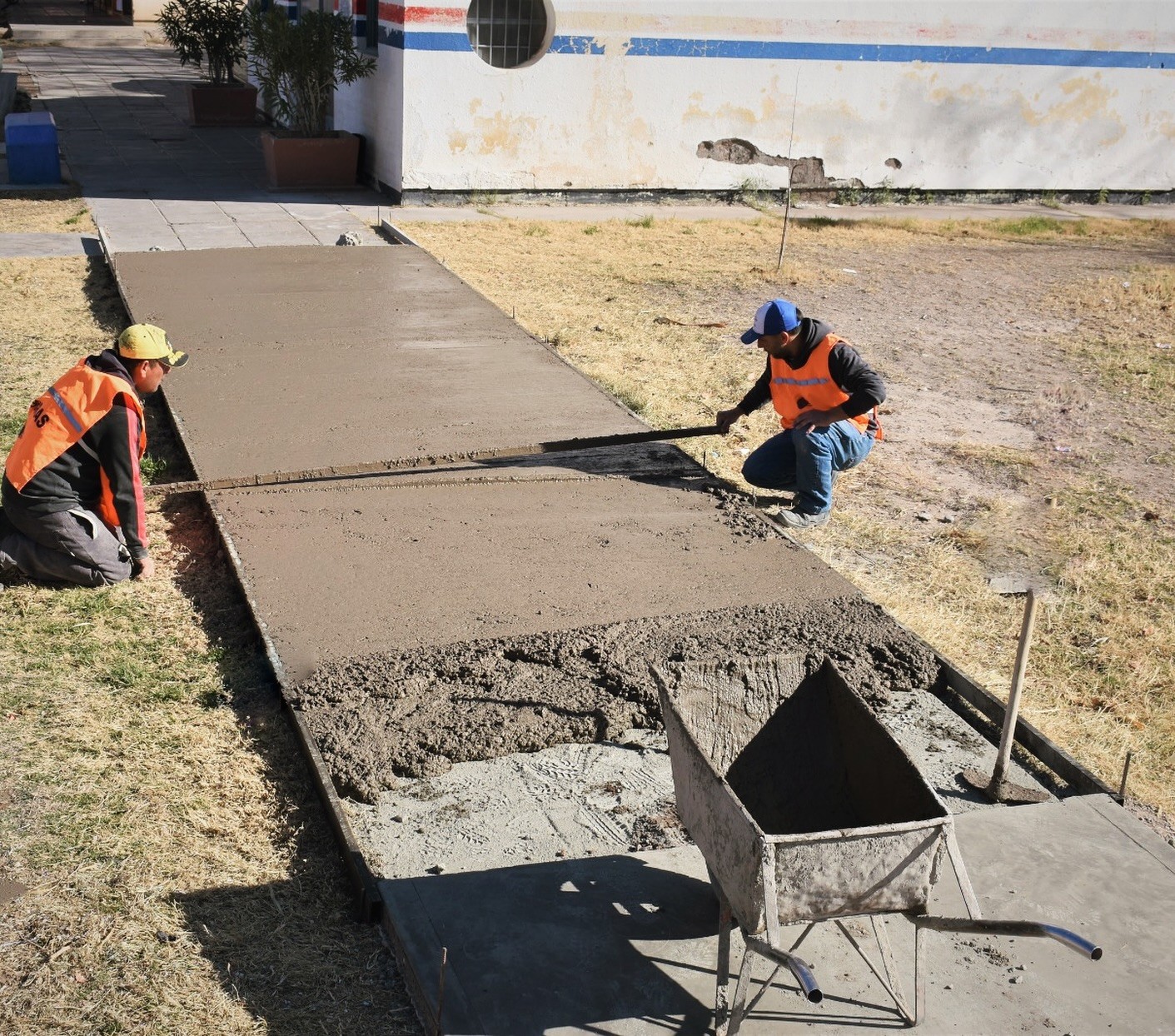 El municipio de Santa Lucia continua realizando trabajos de mantenimiento y mejores en distintas plazas del departamento.