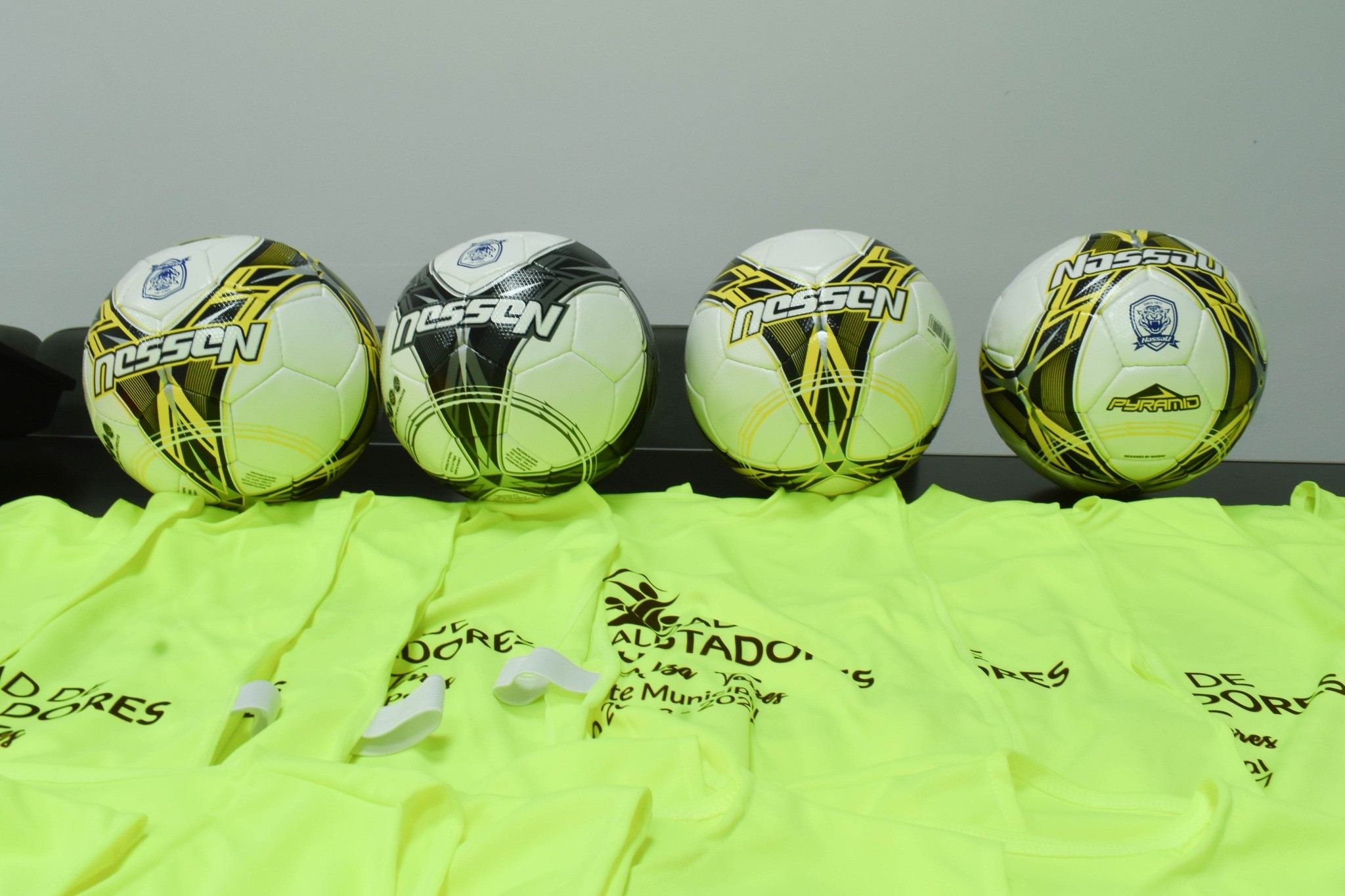 Los Conquistadores: entregaron elementos deportivos al Taller de Fútbol “Los Tigres”