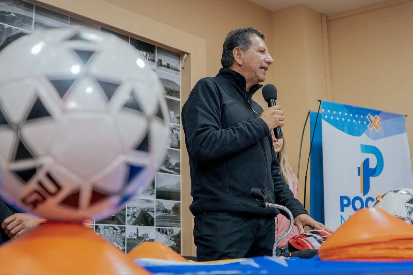 El intendente de Pocito, Fabian Aballay, entregó camisetas y elementos deportivos a clubes y escuelas deportivas del departamento.
