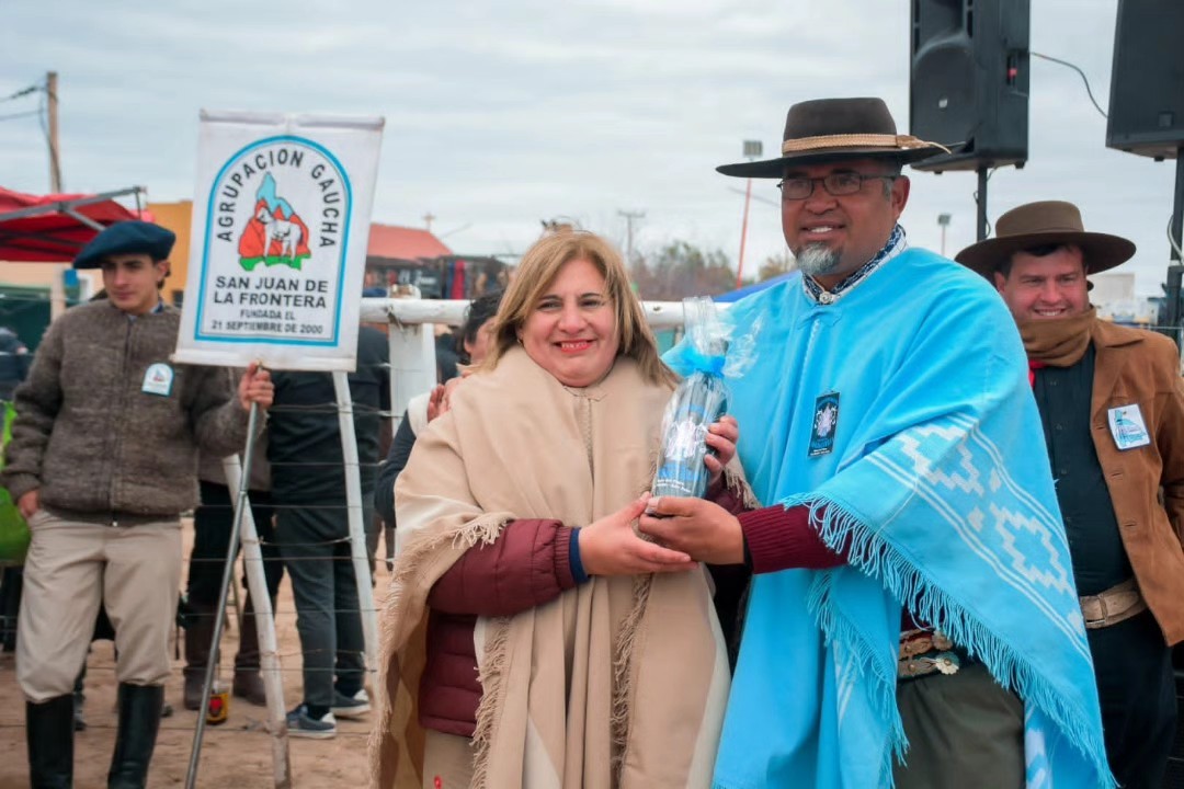 La intendente Analía Becerra participó del Festival de Destrezas Criollas organizado por la Agrupación Gaucha Virgen de Andacollo en la localidad de Boca del Tigre.