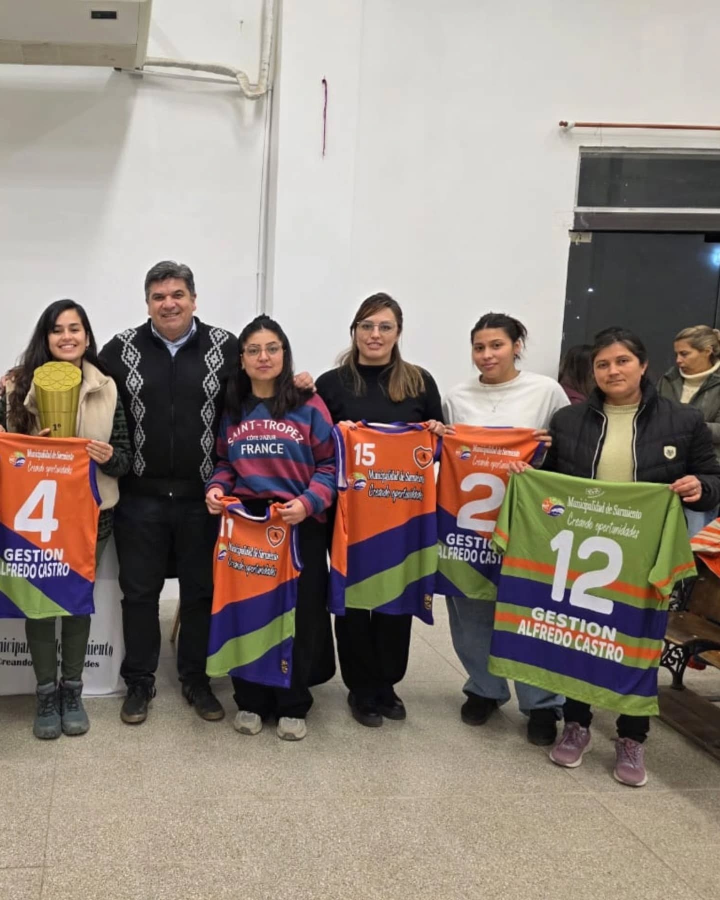 El intendente de Sarmiento,Alfredo Castro, destacó con gran orgullo la participación de las chicas de la Escuela Municipal de Hockey sobre Césped