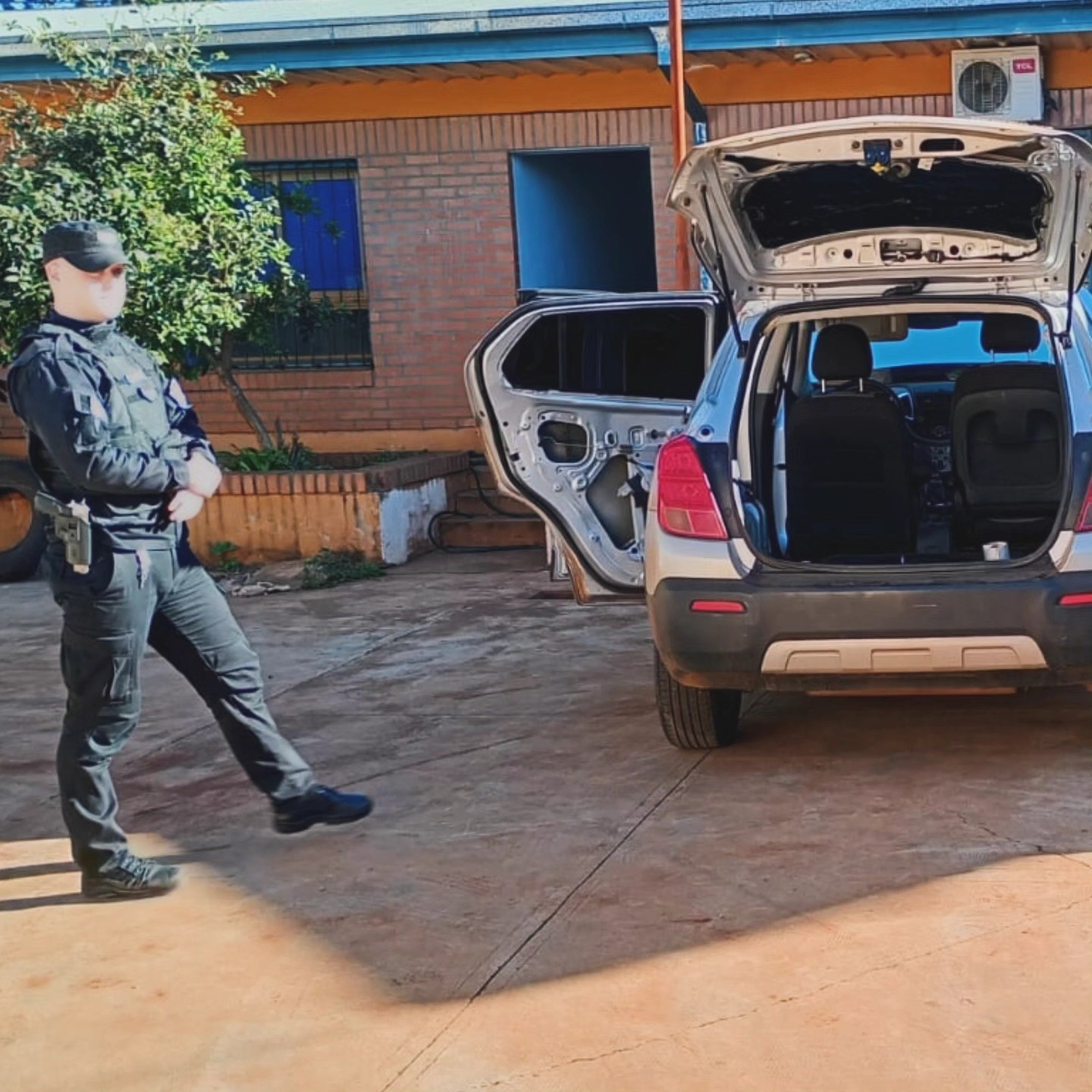 Con operativos simultáneos en San Vicente, San Pedro, Posadas, Aristóbulo del Valle y Capioví la policía desbarató presunta organización criminal