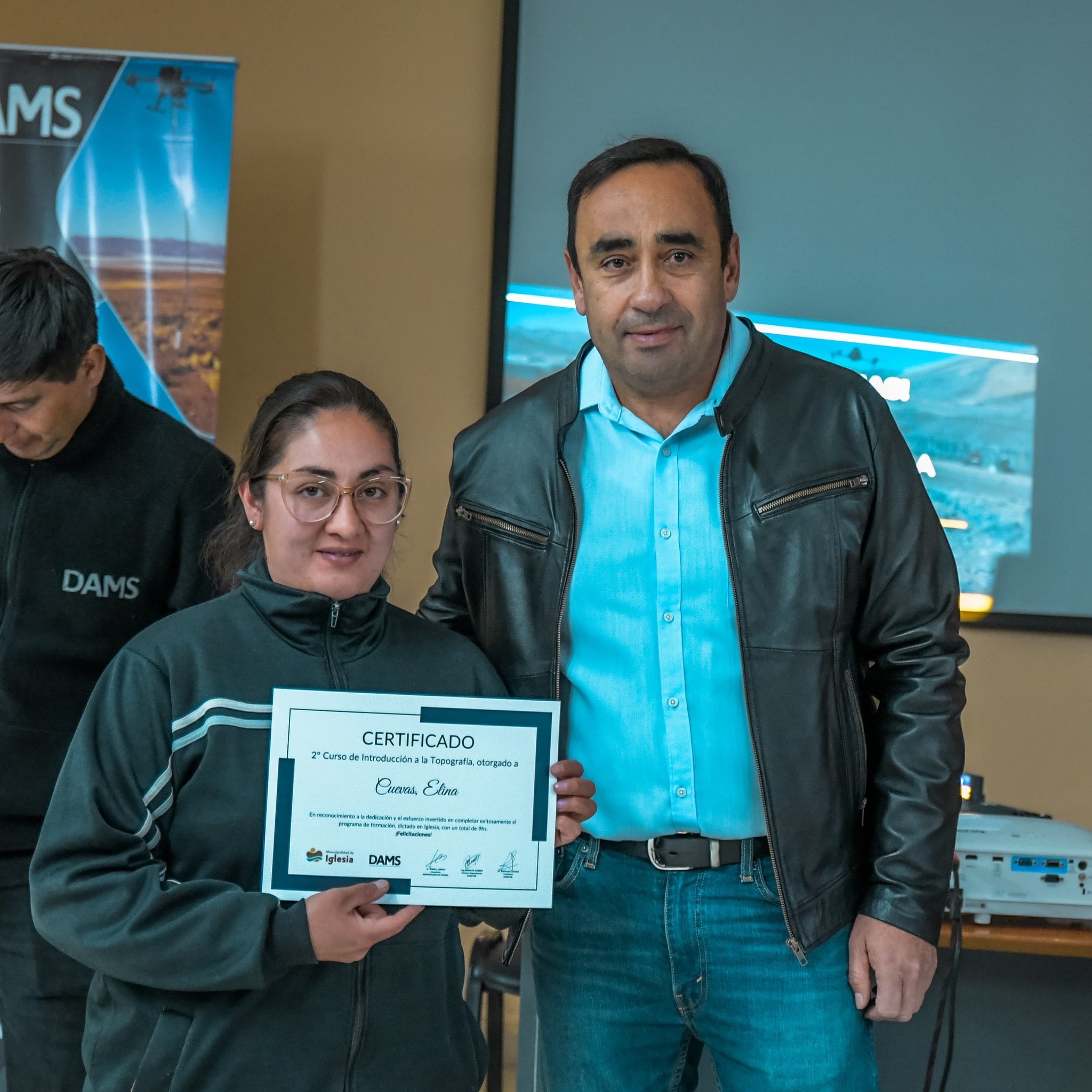 En el Centro de Informes Turísticos de Pismanta el intendente de Iglesia,Jorge Espejo participo del acto de entrega de certificados del Curso de Auxiliar en Topografía, dictado en el marco del Programa de Capacitación en Comunidades