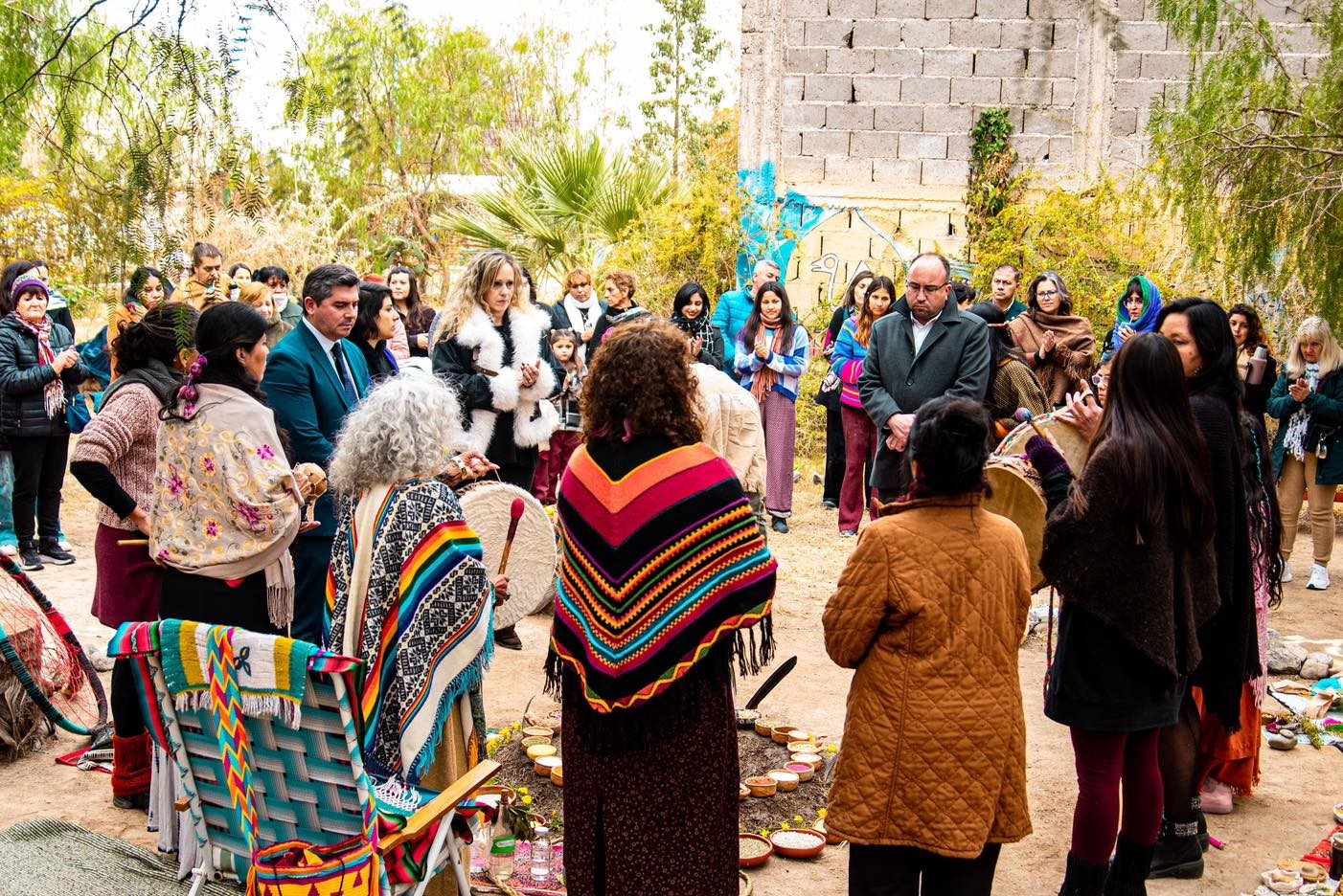 En el día donde se honra a la Madre Tierra,el gobernador Marcelo Orrego participo de la  emotiva ceremonia de ofrenda a la Pachamama en la Plaza Madre Universal de Rivadavia.