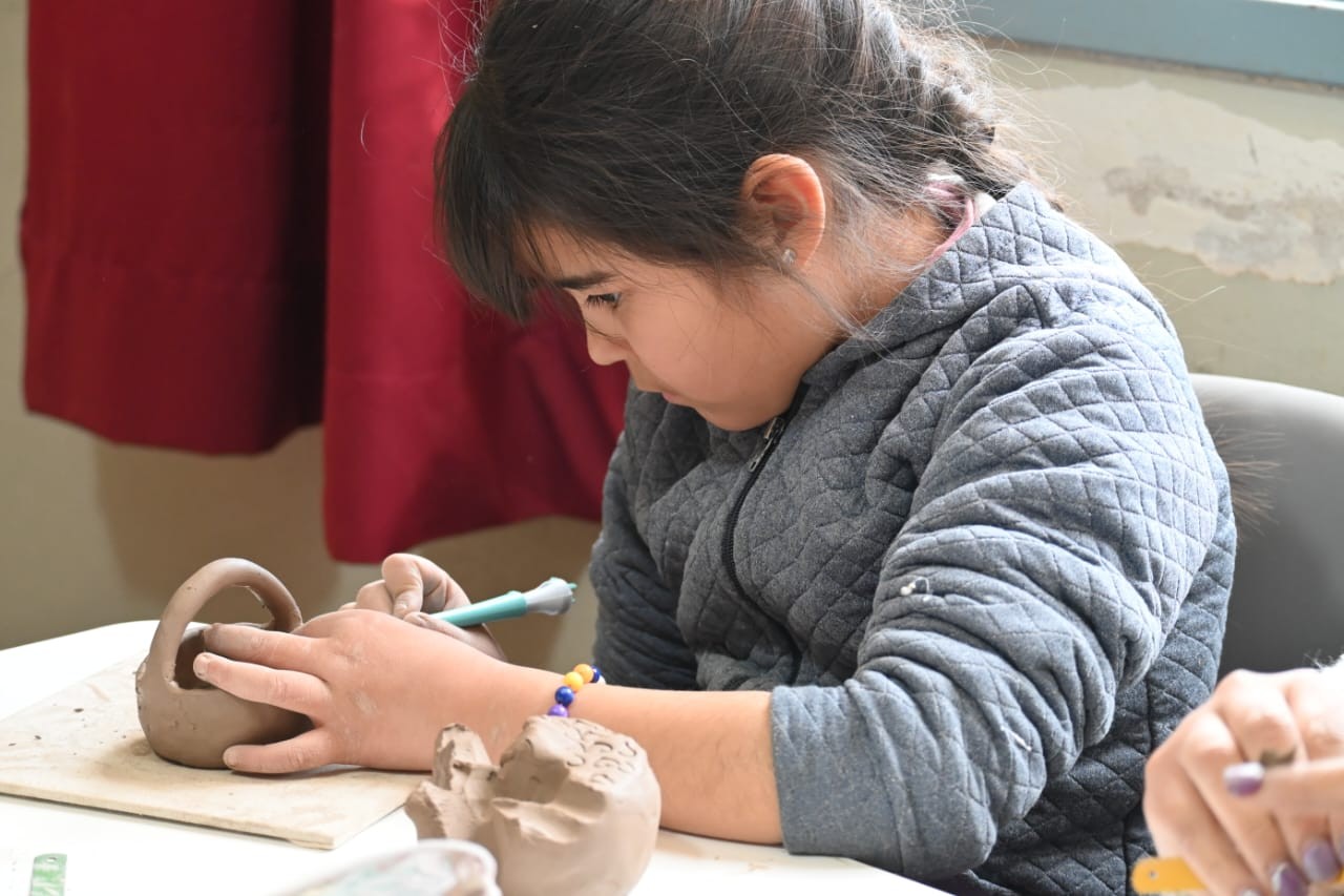 El municipio de Iglesia continua llevando adelante los talleres de Cerámica Ancestral en Villa Iglesia y Angualasto donde se busca reconectarse  con sus raíces, compartiendo saberes y fortaleciendo la identidad cultural.