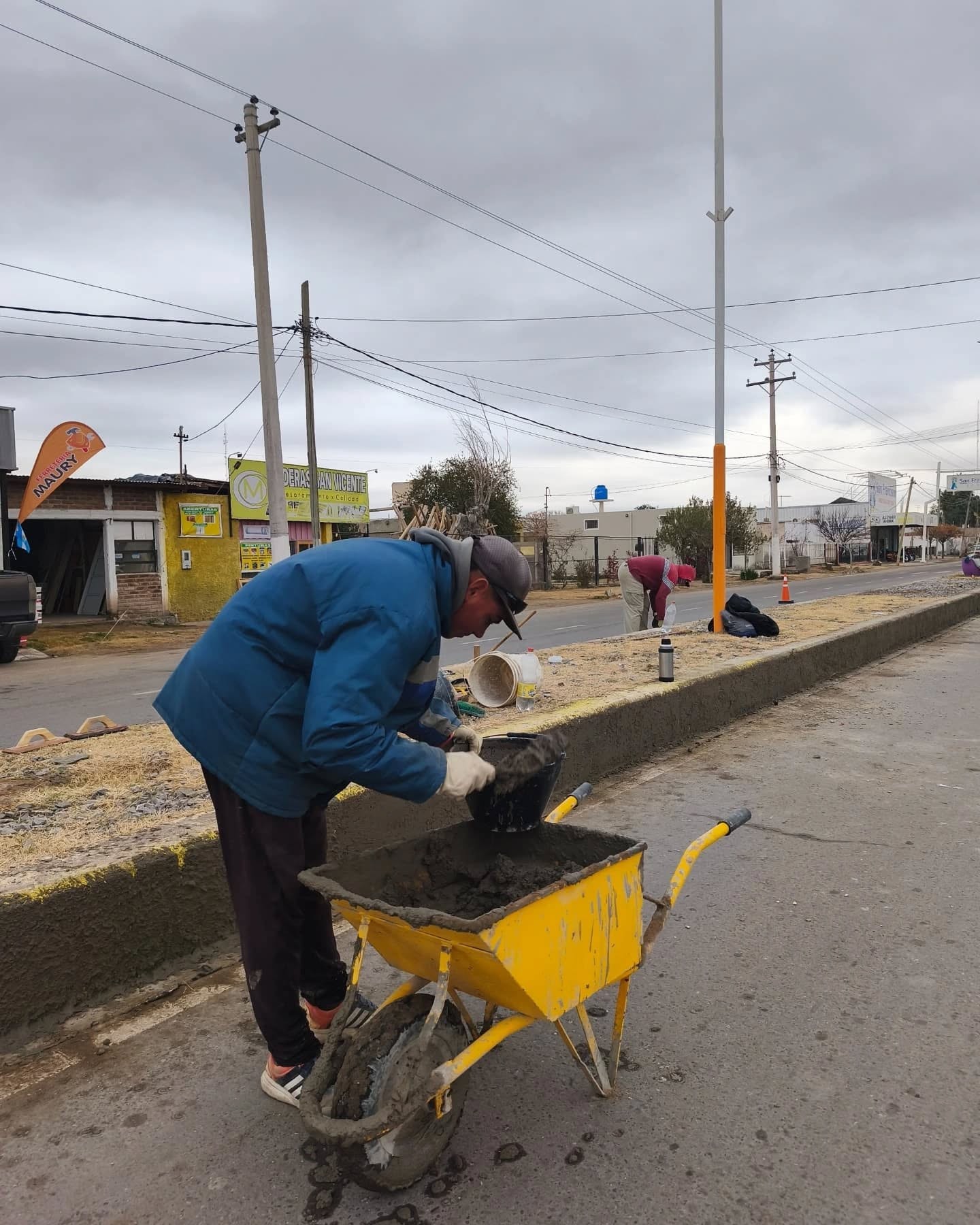 Avanzan los trabajos de puesta en valor de la Avenida 25 de Mayo  en el marco del mes aniversario del departamento de Sarmiento.