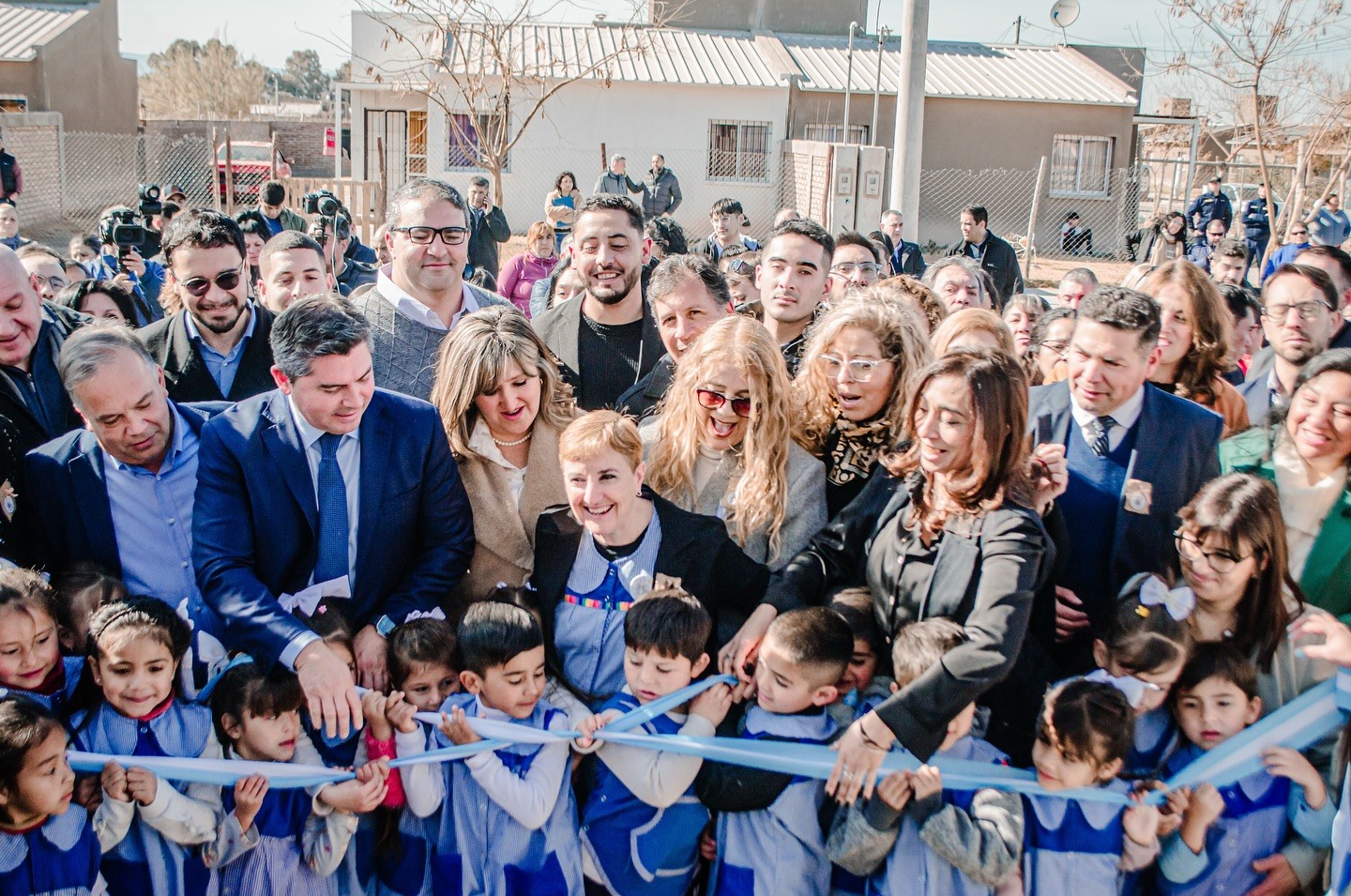 El gobernador de San Juan llego al departamento de Caucete donde el edificio de  una nueva escuela de Nivel Inicial