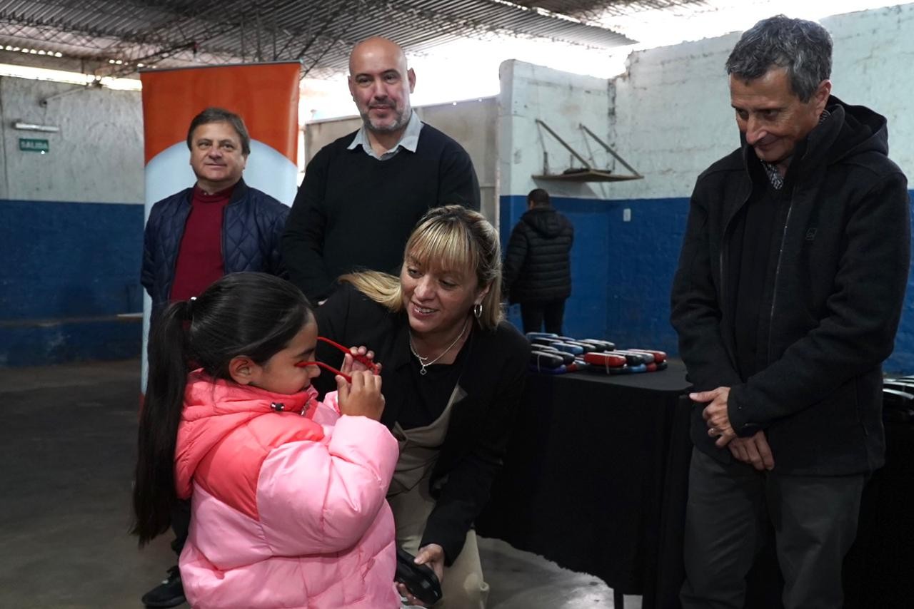 En el Club Sportivo Los Andes de Valle Fértil el ministro de Familia,Carlos Platero hizo entrega de 450 Anteojos dentro del programa  Mejorar la Salud Visual .