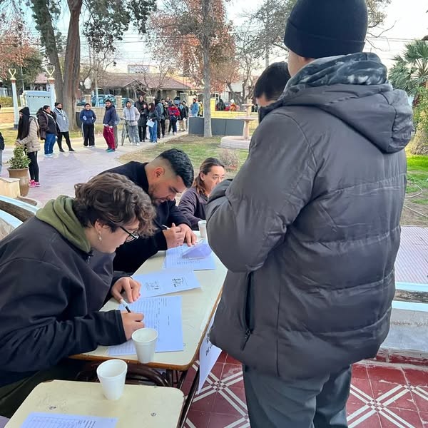 En una jornada llena de oportunidades y compromiso más de 800 personas se acercaron   para preinscribirse a los cursos gratuitos de formación que ofrece el Municipio a través de la Escuela de Oficios Rivadavia Capacita.