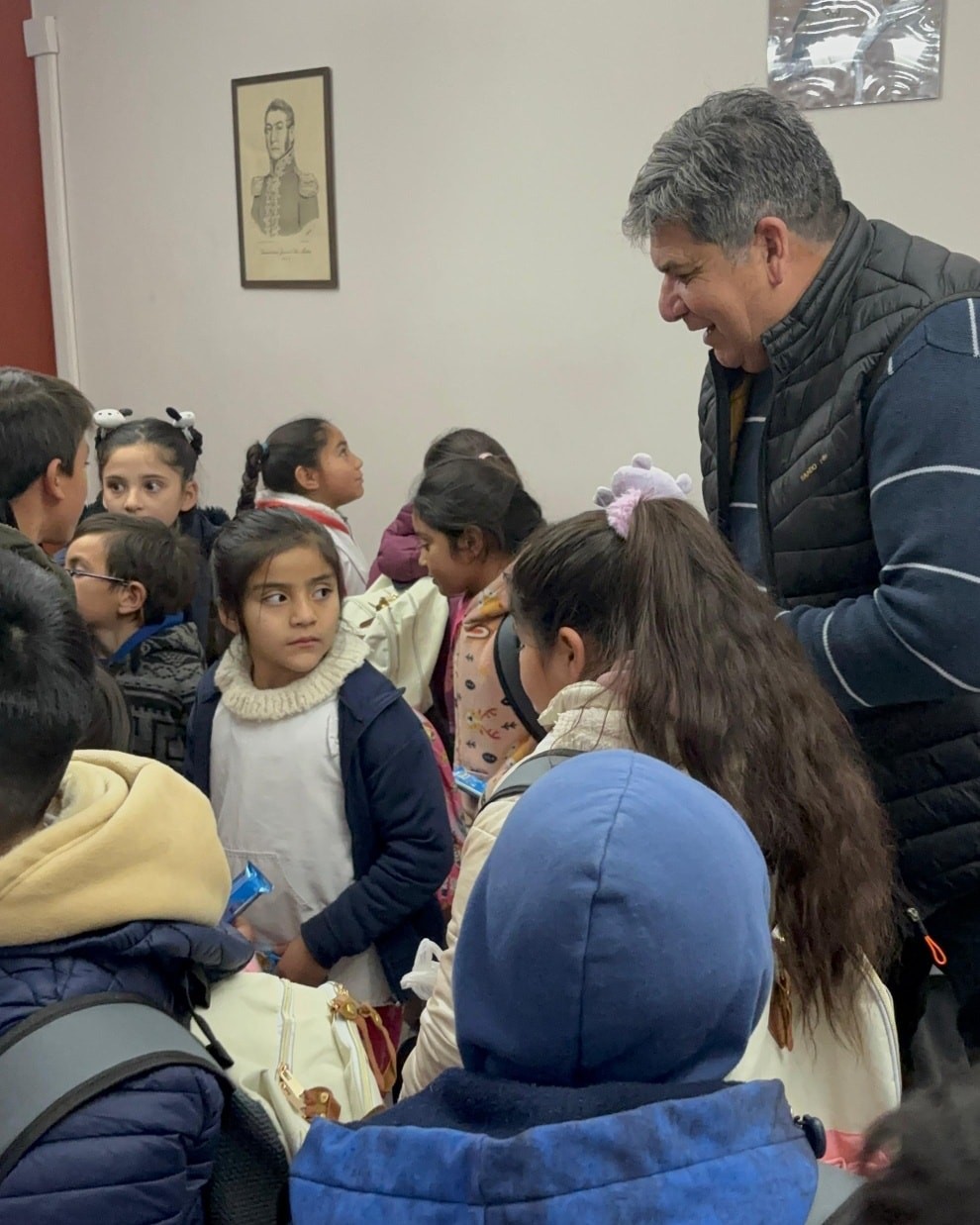 En un emotivo encuentro,el intendente de Sarmiento,Alfredo Castro,recibio la visita de los alumnos y docentes de 1° y 2° grado de la Escuela Albergue Josefa Ramírez de García de Pedernal.