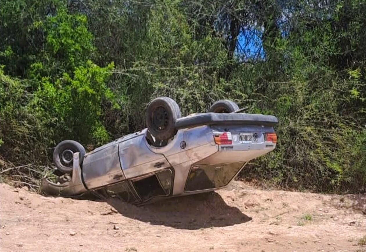 529983243.jpg Chamical: Dos hombres resultaron heridos por un vuelco