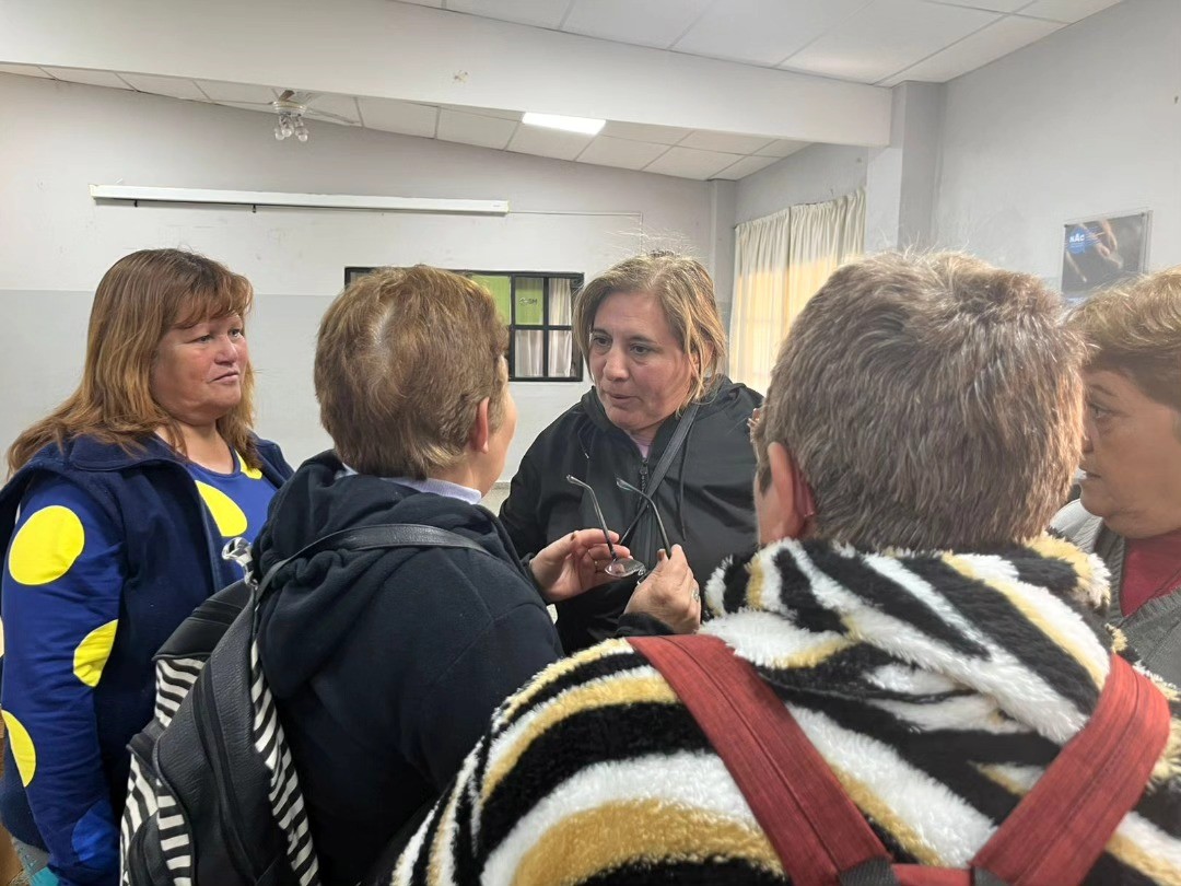 La intendente de San Martín, Analía Becerra, mantuvo una reunión de trabajo con vecinos y representantes de distintas instituciones de Dos Acequias