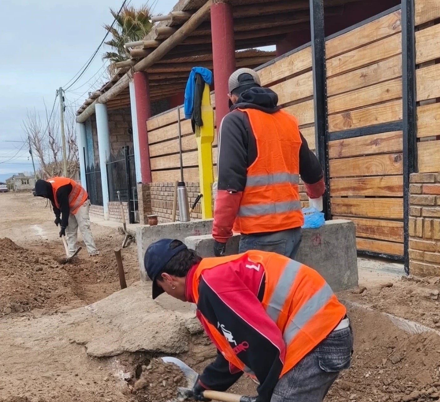 La Direccion de Obras y Servicios del municipio de Sarmiento esta llevando a cabo tareas que   transforman los barrios del departamento.