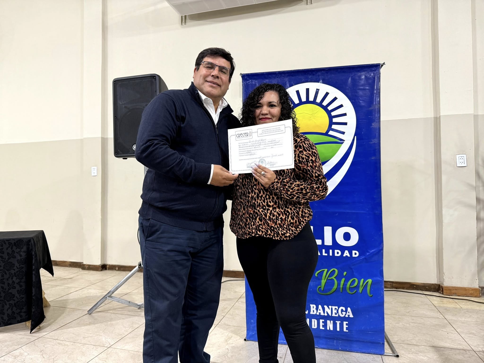 El intendente de 9 de Julio,Daniel Banega,con orgullo realizo la entrega de certificados a quienes culminaron los cursos de Secretariado Administrativo y Preceptor, dictados en en Casa de la Cultura