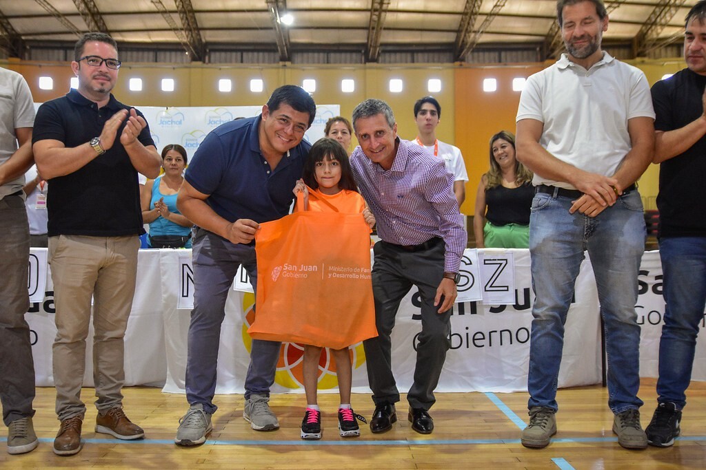 El intendente de Jachal,Matias Espejo,junto al Ministro de Familia,Carlos Platero,hizo entrega de los kits escolares a quienes participaron de las Colonias de Verano.