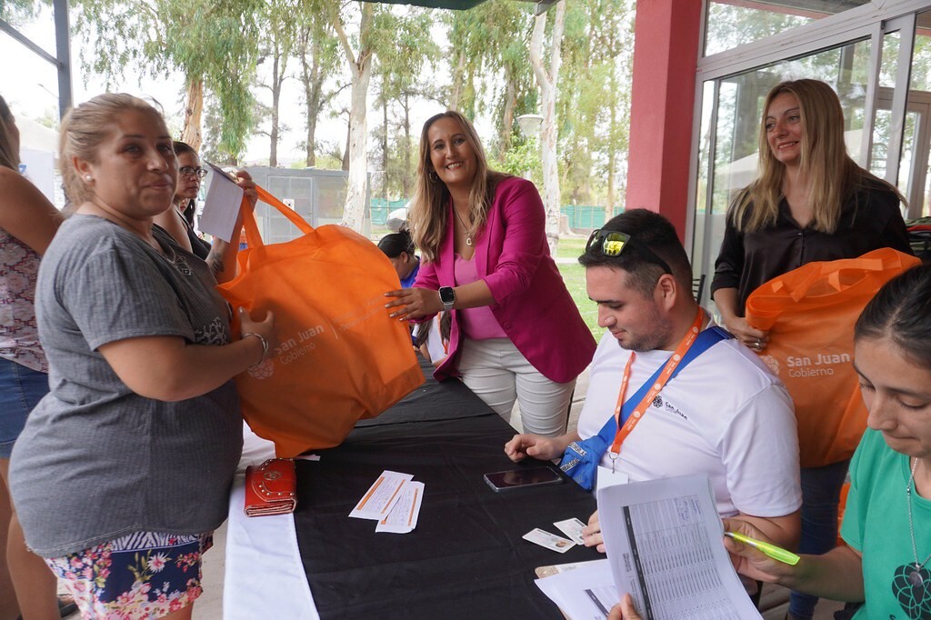 54351141742_061f876c39_b.jpg Finalizó la entrega de kits en toda la provincia, el último reparto se realizó en Chimbas.