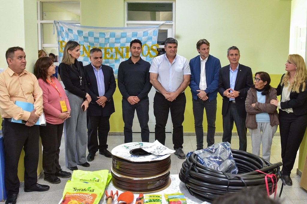 El intendente de Sarmiento, Alfredo Castro, junto al Ministro de Familia, Carlos Platero, hicieron entrega de insumos a una escuela del departamento.