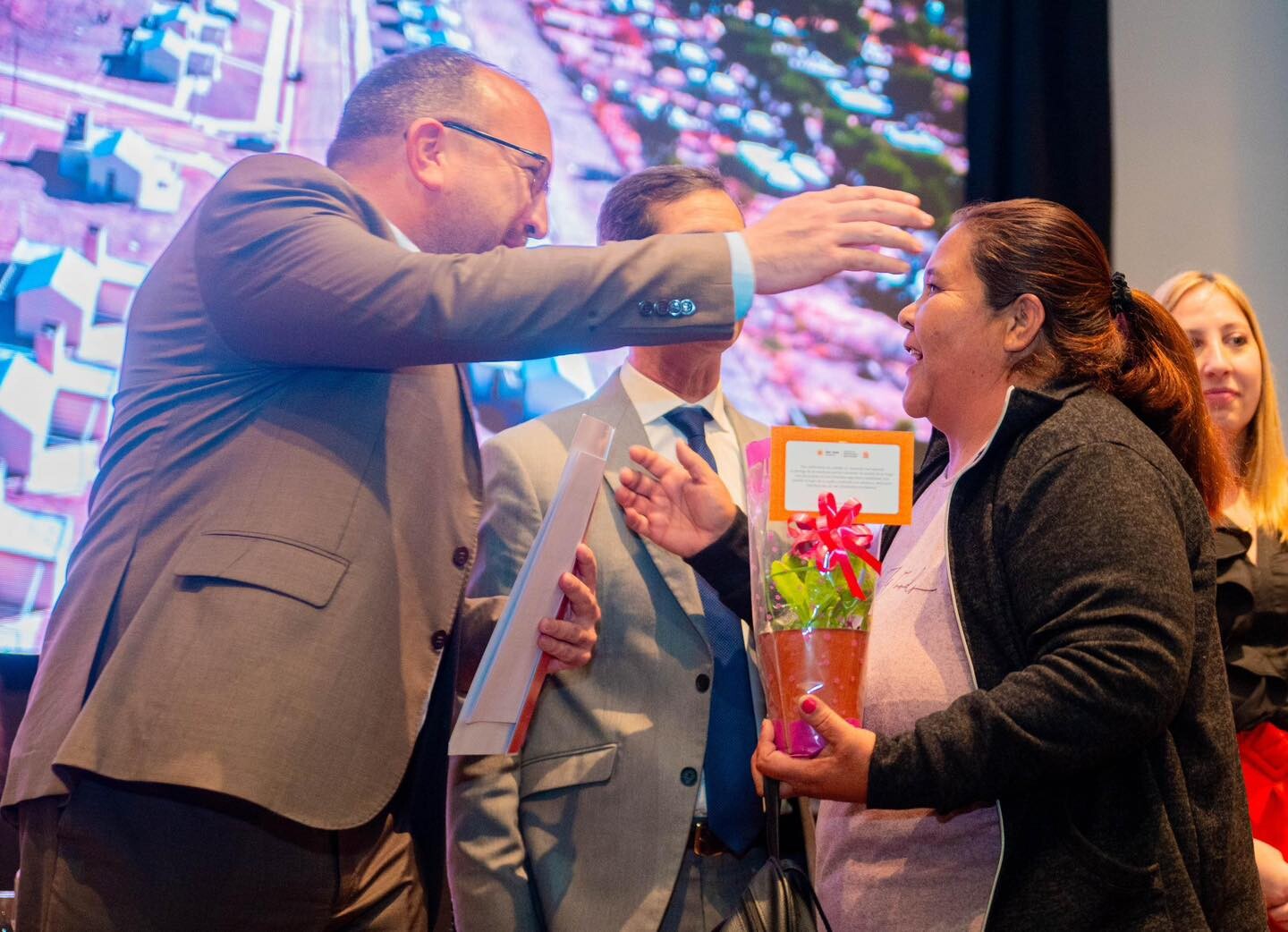 El intendente de Rivadavia celebro la entrega de viviendas y sus escrituras a vecinos del departamento de Rivadavia.