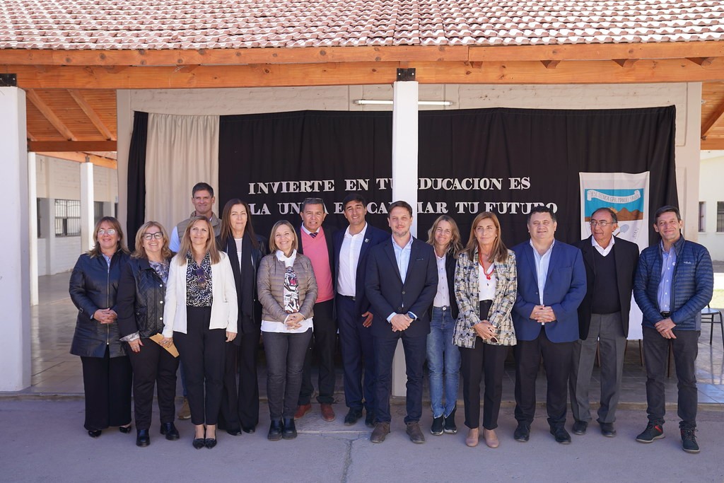 El Ministerio de Educación, en conjunto con el Ministerio de Minería inauguraron un laboratorio y equiparon el aula híbrida en una escuela de Calingasta