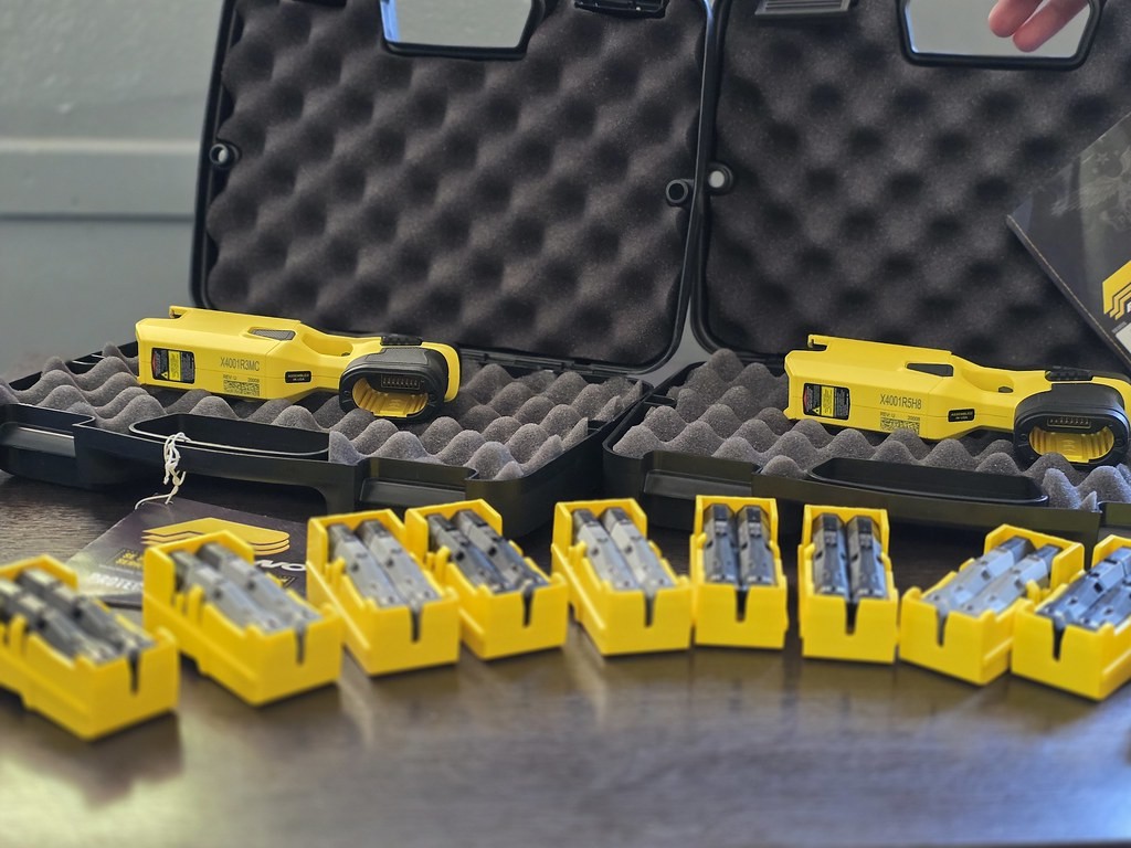 Se anunció oficialmente la puesta en funcionamiento de 40 Dispositivos Electrónicos de Inmovilización Momentánea (DEIM), conocidos comúnmente como pistolas Taser en el ámbito de la seguridad provincial.
