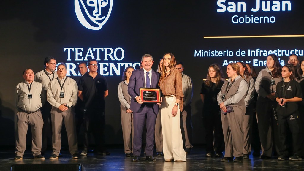 Luego de una esperada remodelación el gobernador de San Juan,Marcelo Orrego, participó de la reapertura  del emblemático Teatro Sarmiento  en la Capital sanjuanina