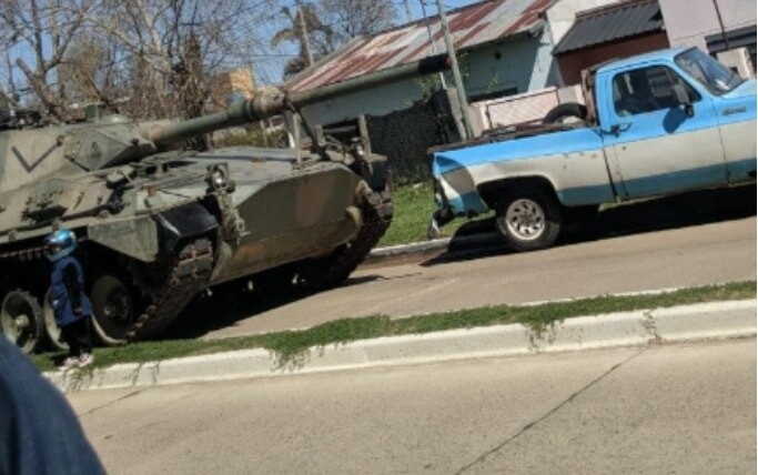 Hecho inédito en Concordia: un tanque de guerra chocó a una camioneta Hecho inédito en Concordia: un tanque de guerra chocó a una camioneta