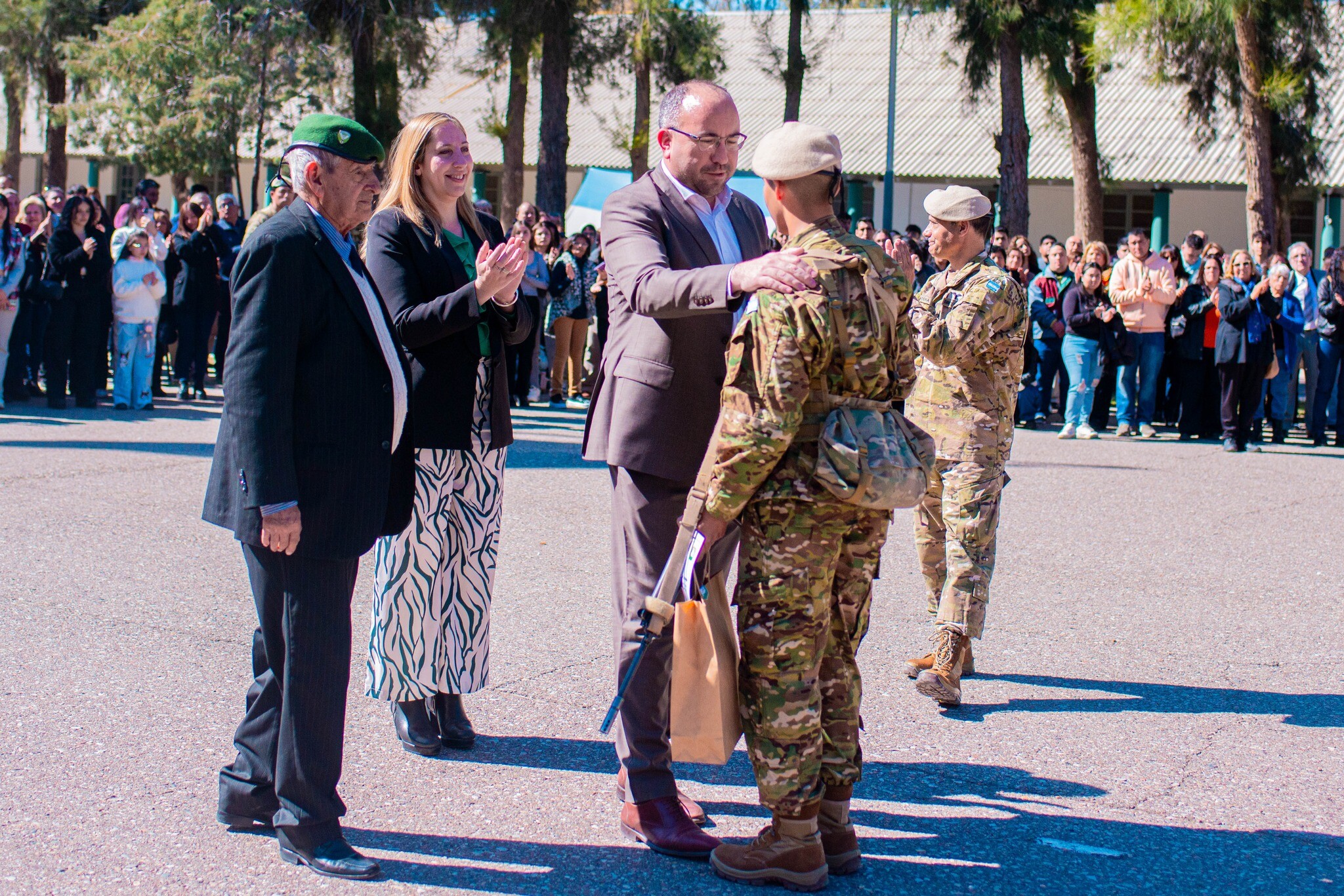 El intendente de Rivadavia,Sergio Miodowsky participo de la ceremonia de finalización del Núcleo de Instrucción Básico de los nuevos Soldados Voluntarios del RIM 22