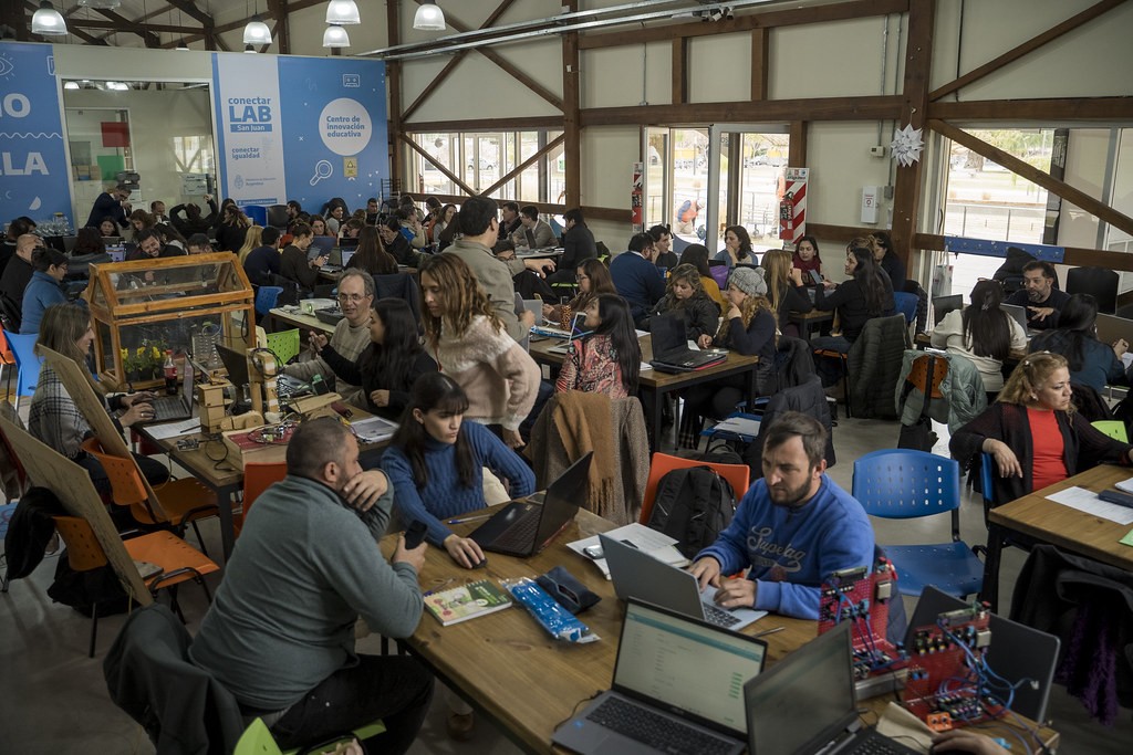 El Ministerio de Educación, en el marco del programa Transformar la Secundaria 2024-2025, desarrolló un encuentro de robótica y Aprendizaje Basado en Proyectos (ABP)