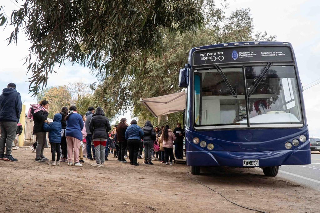 De  28 de julio al 14 de agosto  dos colectivos dotados de equipamiento médico oftalmológico y hasta de un laboratorio para fabricar lentes, recorrieron distintos puntos de la provincia, especialmente escuelas ubicadas en zonas rurales.