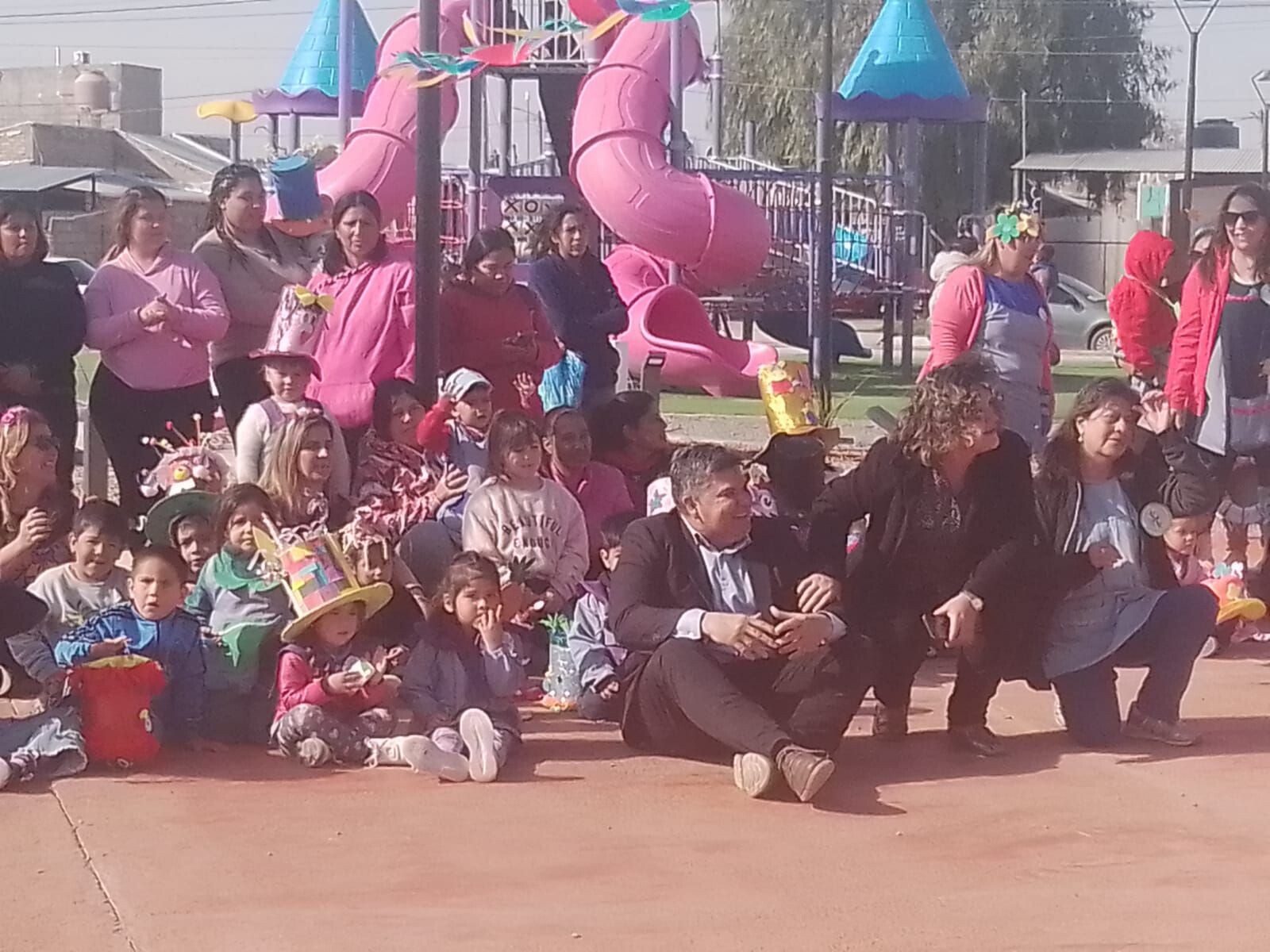 Por un instante el intendente Alfredo  Castro de Sarmiento fue un pequeño mas junto a los alumnos del Jardín de Infantes J.I.N.Z. N°10 celebrando la semana de la Educación Inicial.