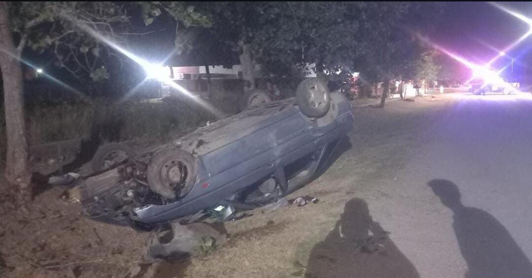 Accidente en San Cristóbal: un auto chocó contra un árbol y una mujer fue derivada a Rafaela