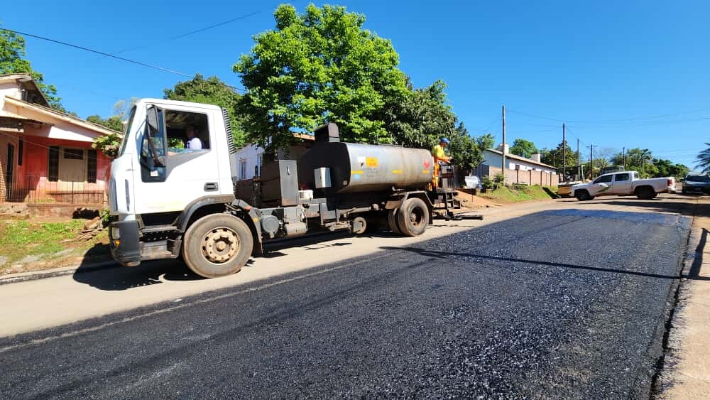 Avanza la reparación integral de calle La Rioja en Apóstoles