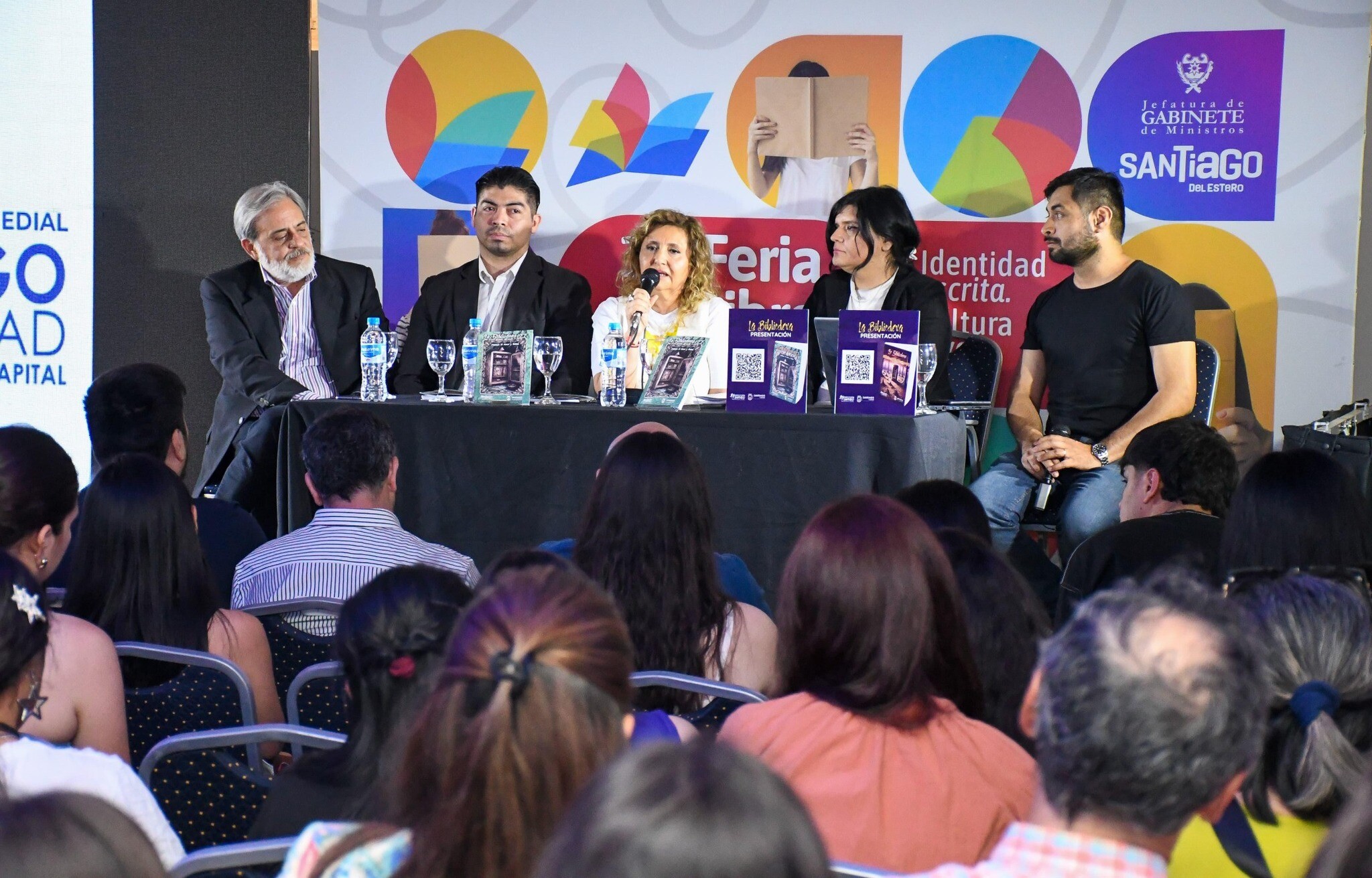 La intendente, Ing. Norma Fuentes, y el subsecretario de Cultura de la Provincia, Juan Leguizamón, encabezaron la presentación de la Editorial Municipal con el libro sobre la 2° Antología de La Bibliodera, que continene relatos y cuentos de los ganadores de la edición 2025.