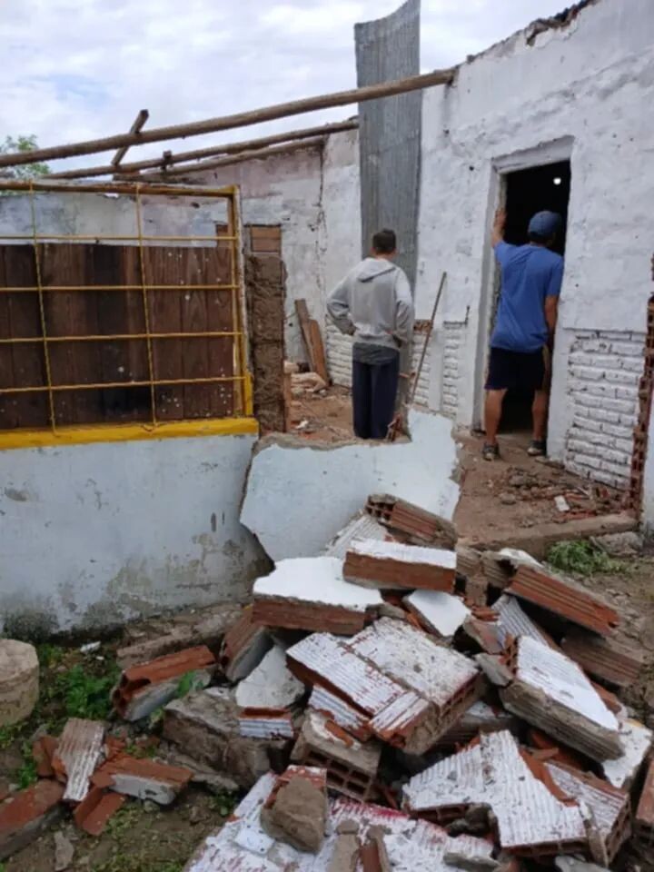 A causa del temporal el merendero de planta asfaltica sufrió la voladura  del  techo y cayeron paredes.