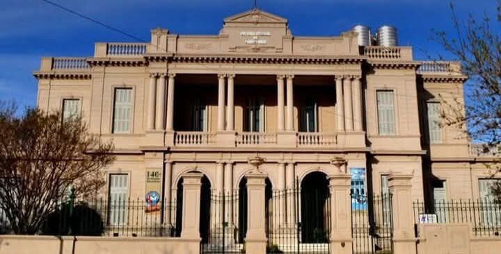 Un menor de 15 años llevó un arma blanca a la Escuela Normal Mariano Moreno por tener problemas con un compañero