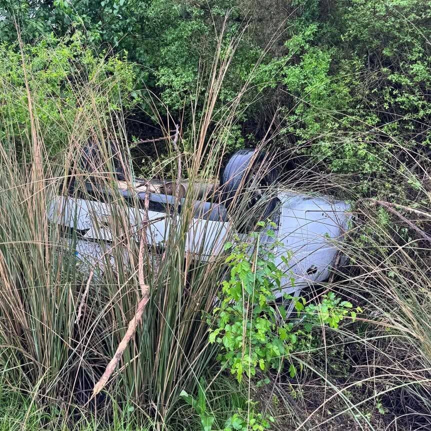 Por la acumulación de agua un auto despistó y volcó al costado del camino
