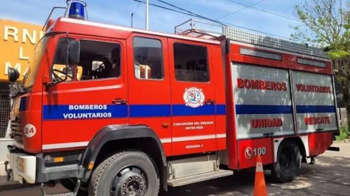 Una persona resultó con quemaduras luego de haberse incendiado un colchón en su casa.