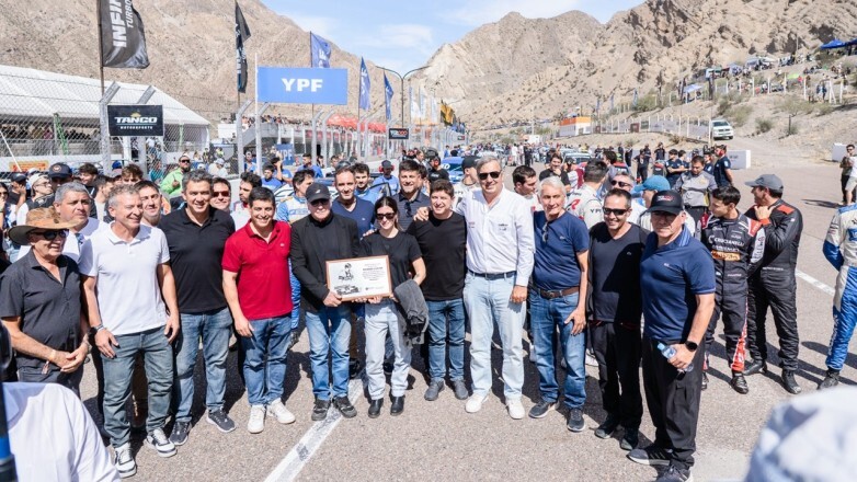 56485.jpg Ricardo Zunino fue homenajeado en el Zonda durante la fecha del TC2000