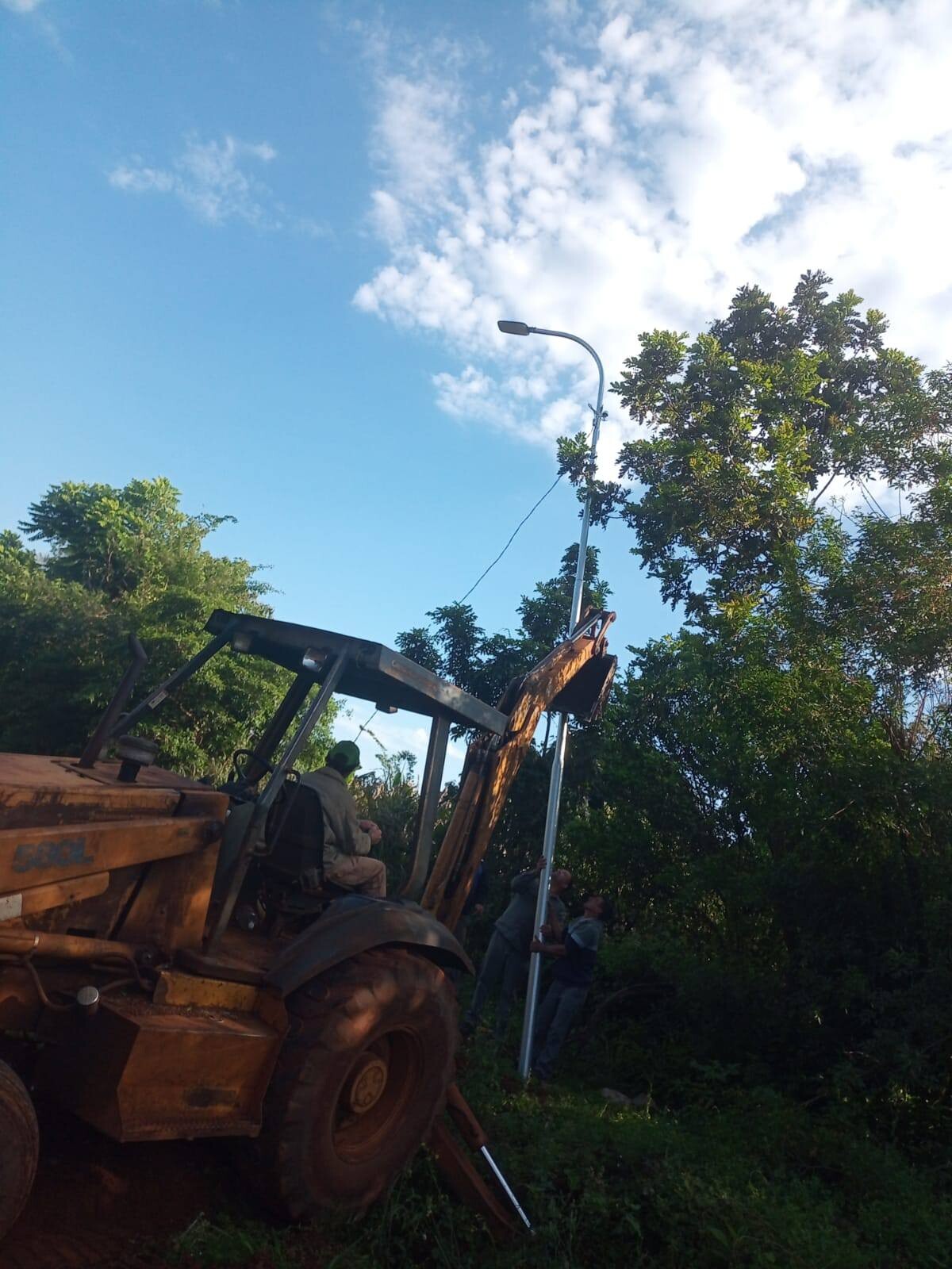 Tres Capones amplía la iluminación del acceso por Ruta 202 con fondos municipales