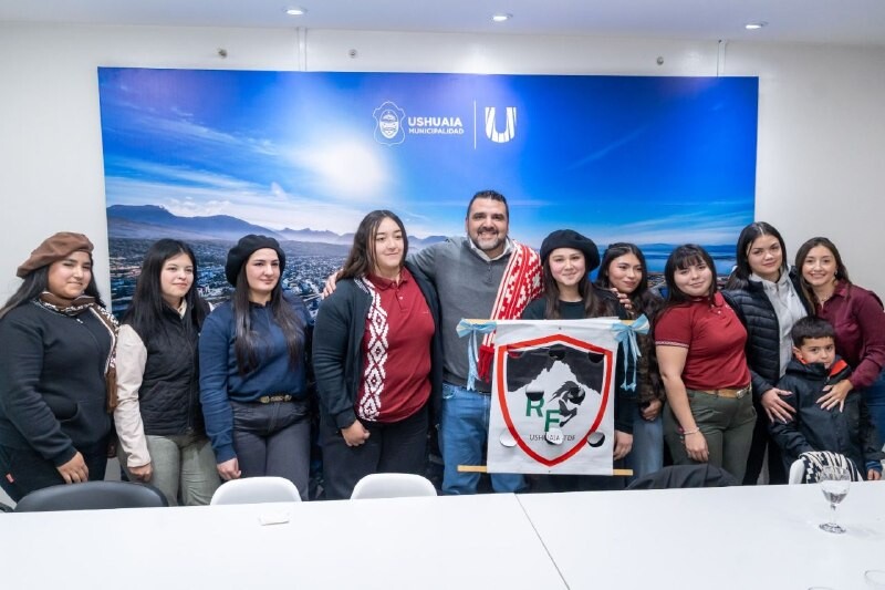 EL INTENDENTE VUOTO RECIBIÓ A INTEGRANTES DE LA ASOCIACIÓN RETOÑO FUEGUINO QUE PREPARAN SU PEÑA ANIVERSARIO