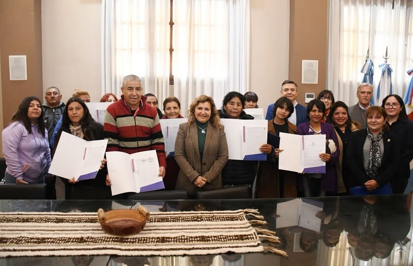 571767947_1612987450146580_1180835293517041519_n.jpg La intendente Fuentes entregó escrituras a vecinos para regularizar la situación de sus inmuebles