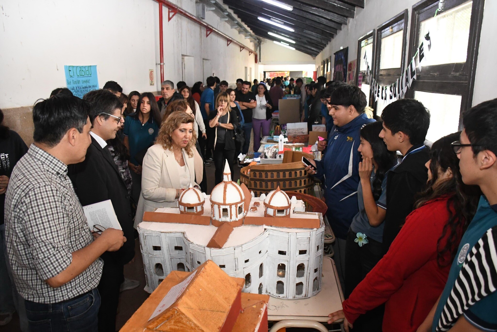 583341110_1627610075350984_2127909110225178138_n.jpg La intendente Fuentes visitó la muestra anual de la Escuela Técnica N° 3 “Ing. Santiago Maradona”