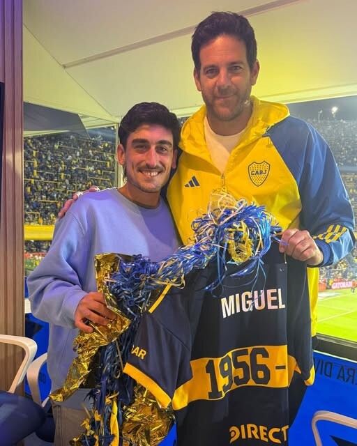 Juan Martín del Potro fue a ver a Boca en La Bombonera y se encontró con Agustín Eugui, el uruguayo que encontró la camiseta que el Xeneize envió al cielo en homenaje a #MigueloEterno.
