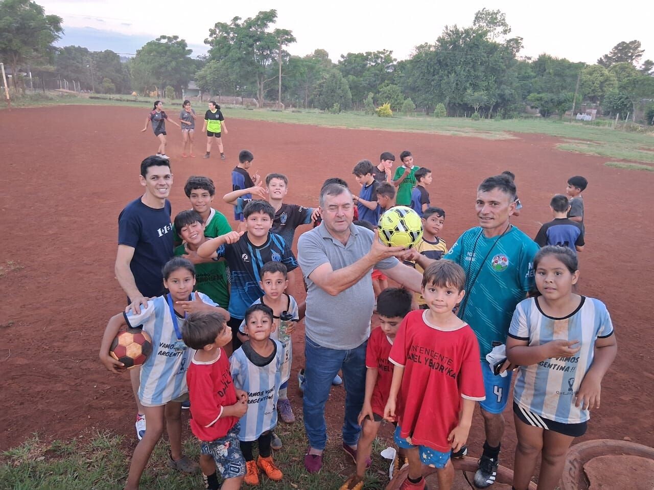 El intendente Neco Kinaschuk visitó la Escuela de Fútbol Infantil Monte Hermoso y anunció apoyo para nuevas mejoras