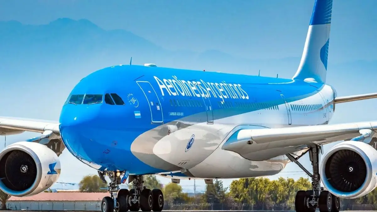 Volar será más caro: Aerolíneas Argentinas aplicará recargos por la suba del combustible