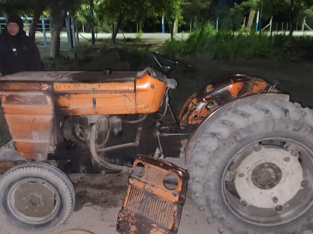 5da871a4-4854-4654-9f63-64341234a9d5.jpg Pocito: detuvieron a un hombre cuando intentaba robar un tractor y ajo de una finca