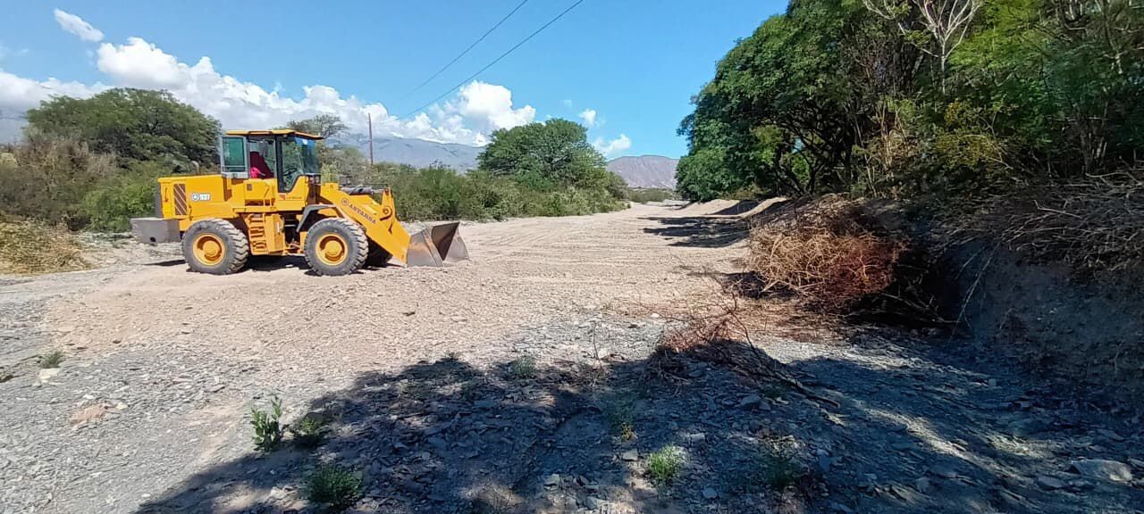 Vialidad provincial realiza trabajos en ríos de San Blas de los Sauces y Famatina