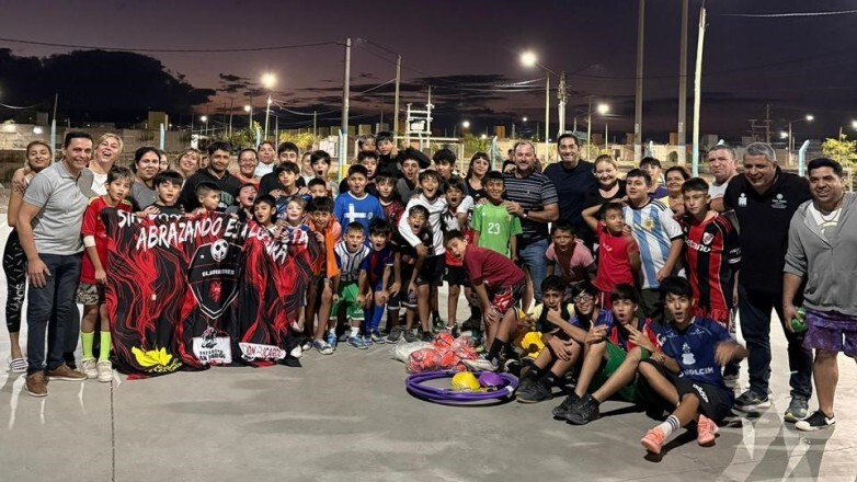 60234.jpg Entregaron materiales en escuelas barriales para el fortalecimiento del deporte social