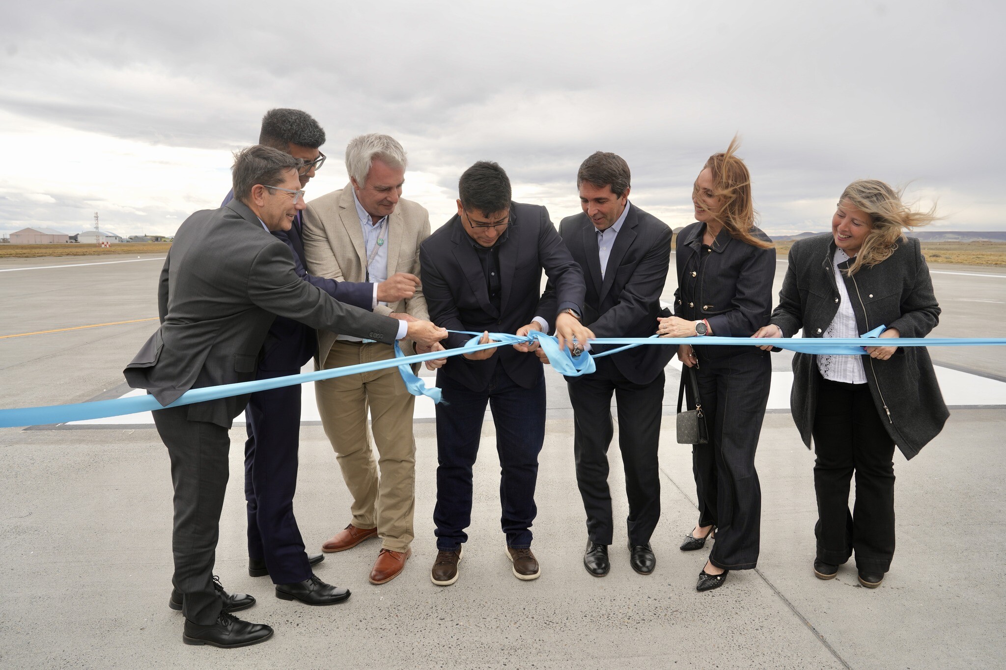 Claudio Vidal encabezó el acto de inauguración de la flamante pista del Aeropuerto de Río Gallegos Claudio Vidal encabezó el acto de inauguración de la flamante pista del Aeropuerto de Río Gallegos